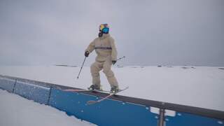 Skiër glijdt over 154 meter lange rail voor wereldrecord