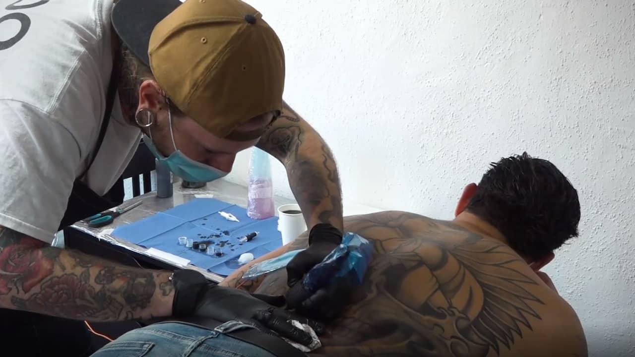 Beeld uit video: Zo pakken tattooshops hun werkzaamheden weer op