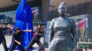 Dansers onthullen beeld van zwarte vrouw op Nikes in Rotterdam