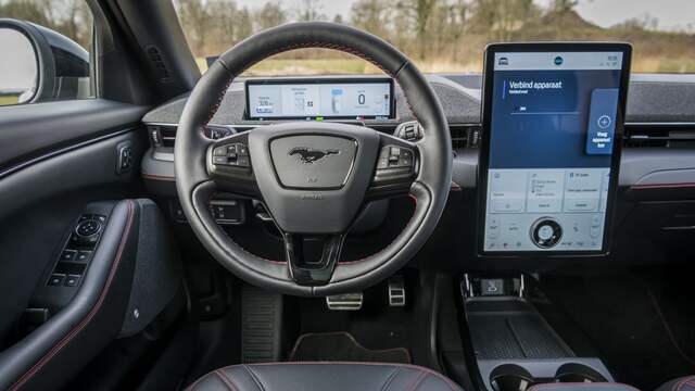 Een verticaal gepositioneerd scherm domineert het interieur.