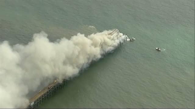 Iconische pier in Californië omhuld door rook bij brand