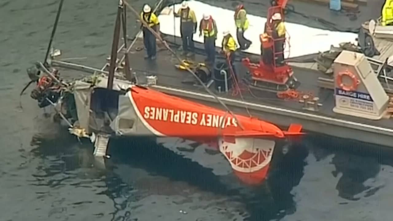 Beeld uit video: Op oudejaarsavond neergestort vliegtuig uit water getakeld in Sydney