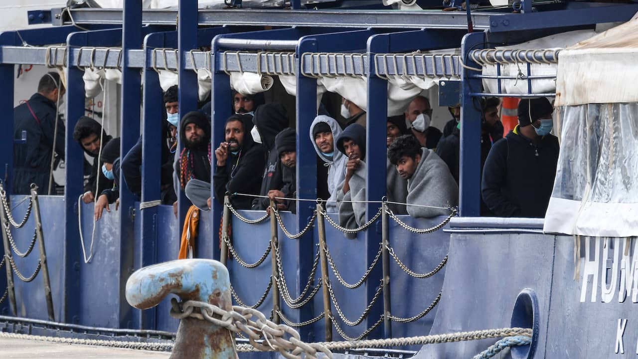 Nave di salvataggio con 230 migranti salpa per la Francia dopo il rifiuto dell’Italia all’estero