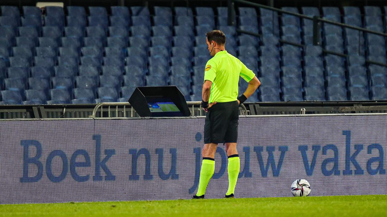 Scheidsrechter Bas Nijhuis keurde de 1-0 van Feyenoord af.