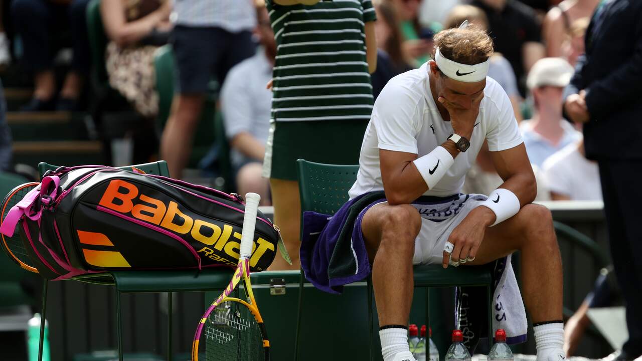 Met een van pijn vertrokken gezicht zit Rafael Nadal een pauze uit.