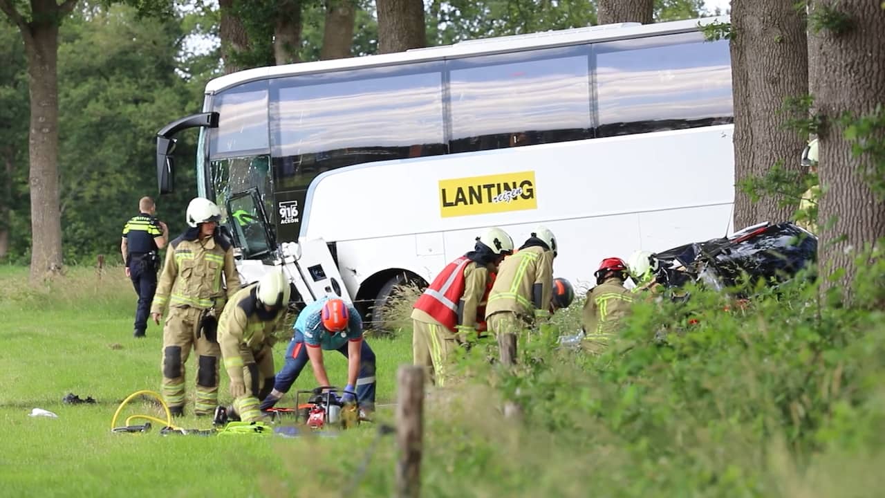 Beeld uit video: Meerdere gewonden door aanrijding tussen touringcar en auto bij Hoogeveen
