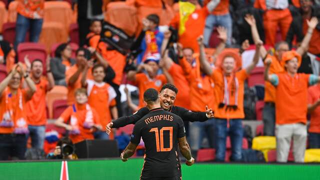 Vreugde bij Memphis Depay en Donyell Malen na de 1-0.