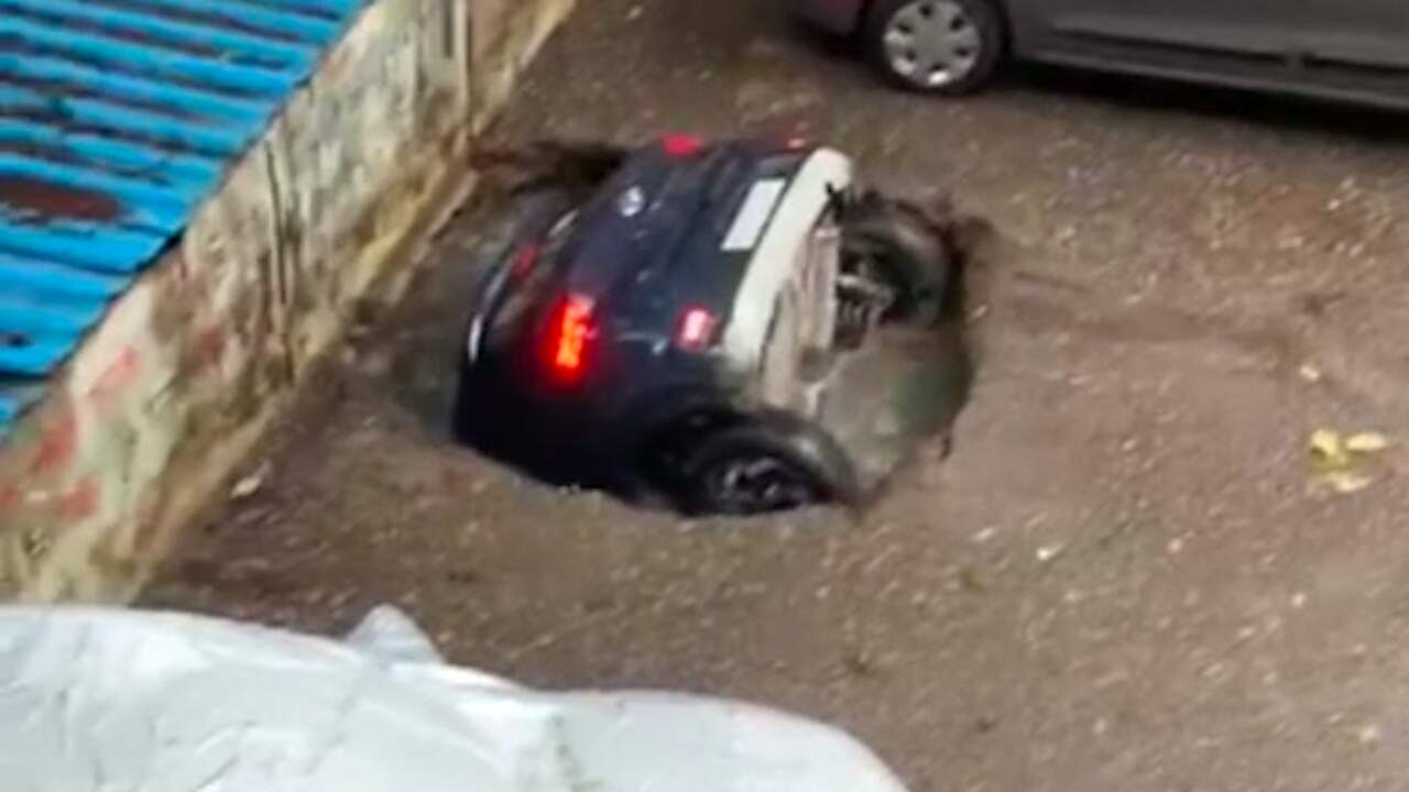 Beeld uit video: Zinkgat slokt auto in Mumbai razendsnel op