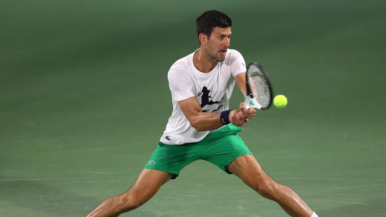 Novak Djokovic tijdens de training in Dubai.