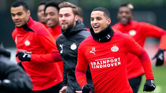Vrolijke gezichten op de training van PSV met vooraan Mohamed Ihattaren.