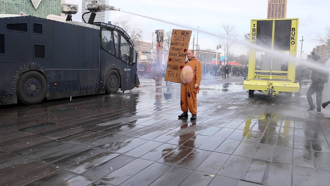 Waterkanon spuit vrouw omver bij coronaprotest in Eindhoven NU.nl afbeelding foto