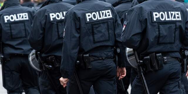 Lekker spul!! #omjedoodteschamen Duitse politie-eenheid opgeheven om vermeende neonazistische propaganda. (via @NUnl)