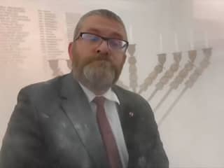 Extreemrechtse politicus blust joodse kandelaar in Pools parlement