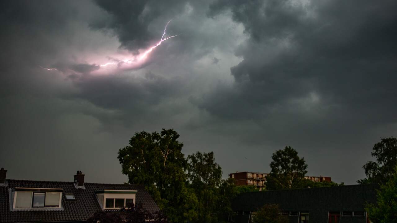 Stevige Onweersbuien In Oosten En Noorden, Zondag Overal Kans Op Flinke ...