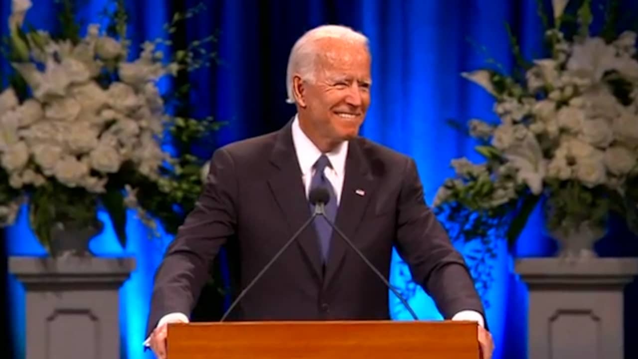 Beeld uit video: Biden bij afscheid 'broer' McCain: 'We hadden veel familieruzies'