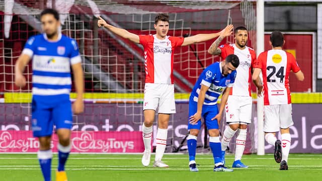 Jari Vlak juicht nadat hij FC Emmen op een 3-1-voorsprong heeft gezet tegen PEC Zwolle.