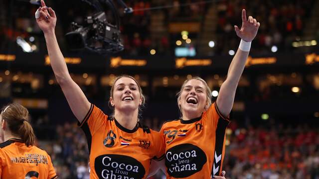 Vreugde bij Lois Abbingh en Estavana Polman tijdens het WK van 2017.
