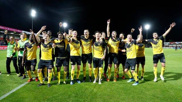 Roda viert de zege op Almere City