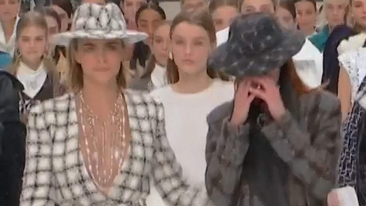 Beeld uit video: Modellen huilen bij tonen laatste collectie Karl Lagerfeld