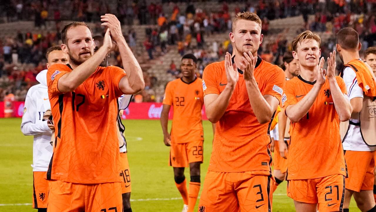 De Oranje-spelers bedanken de Nederlandse fans in het uitvak.