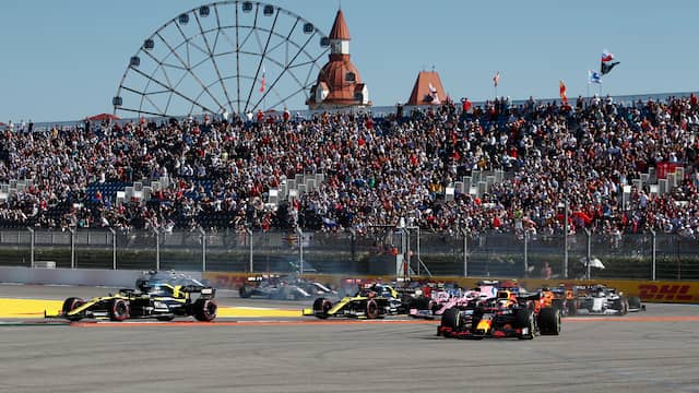 Tijdstraf voor Hamilton, Verstappen op derde plek