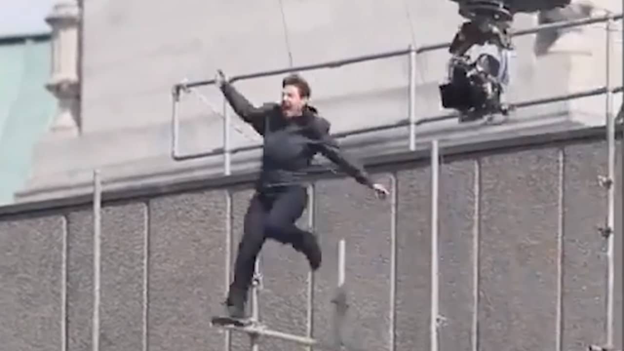 Beeld uit video: Tom Cruise springt tegen gebouw aan tijdens stunt