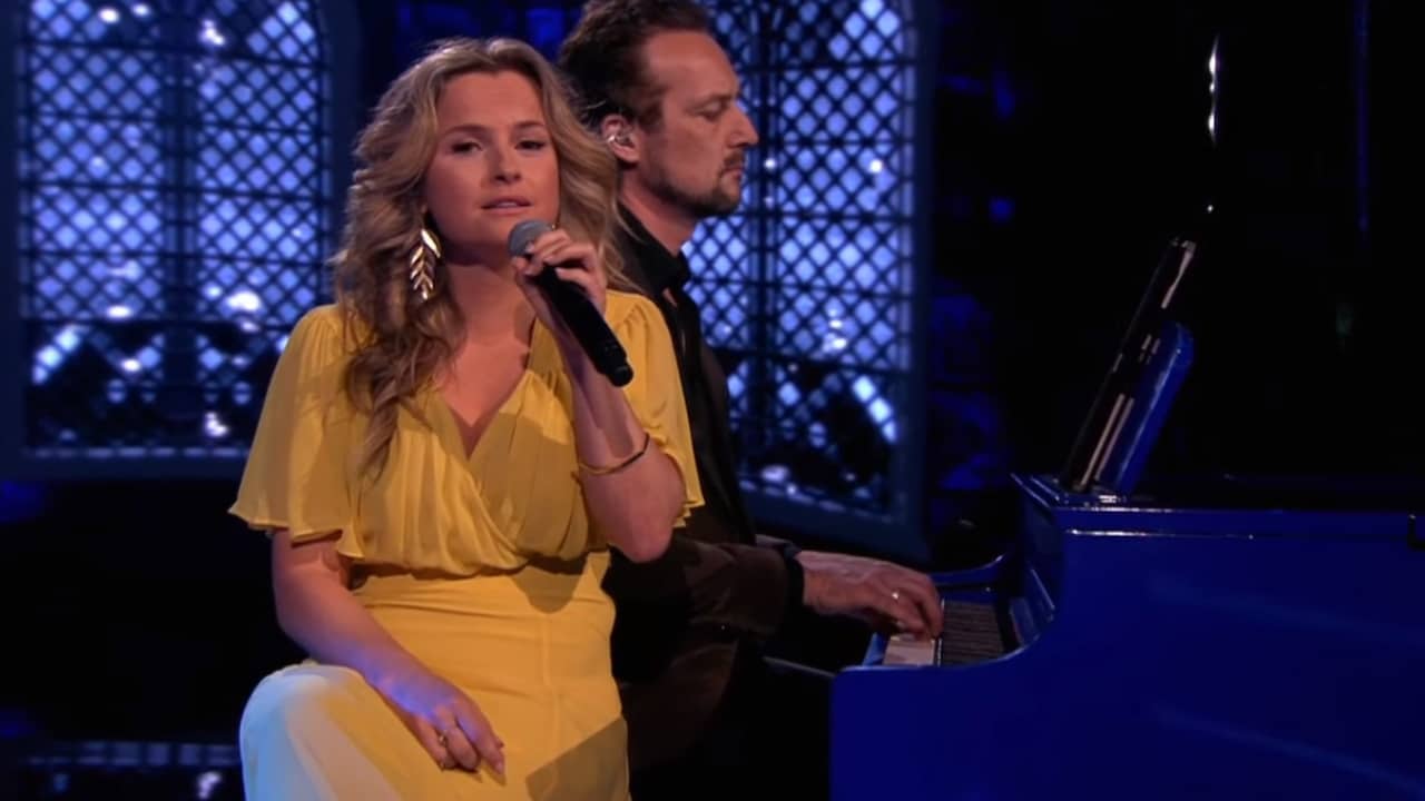 Fatima Moreira de Melo zingt Clown