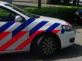 Etten-Leur - Door een oplettende bewoner heeft de politie donderdagmiddag een in werking zijnd drugslaboratorium aangetroffen.

Er zijn uiteindelijk vier verdachten aangehouden.

De bewoner uit Etten-Leur meldde donderdagmiddag 21 mei om 12.00 uur dat er bij een bedrijf aan de Voorsteven een vieze chemische lucht hing. Ook meldde hij dat er veel bedrijvigheid bij het bedrijf was. Hij vertrouwde het niet. Direct gingen enkele politie-eenheden naar het bedrijf met in hun achterhoofd de mogelijkheid dat er mogelijk sprake zou kunnen zijn van ondermijnende criminele activiteiten. Die activiteiten hebben extra aandacht van de gezamenlijke overheden. Ondanks het feit dat het bedrijf van verschillende kanten benaderd werd lukte het twee mannen om vanuit het pand te vluchtten, een van de mannen verloor daarbij zijn schoenen. Twee andere mannen konden daar direct aangehouden worden toen bleek dat er in het pand een drugslaboratorium in werking was.

Aanhoudingen
Het perceel werd rondom afgezet en de brandweer en specialisten van de politie werden opgeroepen om de zaak te onderzoeken. Ook werd er een Burgernetactie opgezet om de twee gevluchte verdachten alsnog op te pakken. Na een uur kwam er een melding van iemand die aangesloten was bij Burgernet dat hij twee mannen, waarvan een op sokken, had gezien aan het Oderkerkpark. Daar kon de politie het tweetal alsnog aanhouden. Het betreft in totaal vier verdachten één uit Landgraaf van 26 jaar oud, een man uit Hoeven van 55 jaar en twee mannen die op gaven geen vaste verblijfplaats te hebben in Nederland van 35 en 37 jaar oud.

Gevaar
In het pand waren verschillende chemicaliën opgeslagen en waren er twee laboratoria in werking. Dit levert uiteraard een gevaar op voor de omgeving. Het gevaar van brand en het vrijkomen van giftige stoffen is altijd aanwezig als leken een laboratorium opstellen. Het bedrijf zal voorzichtig, met inachtneming van alle veiligheidsregels en door gespecialiseerd personeel, ontruimd worden in de loop van donderdag en vrijdag.

Gezamenlijke aanpak
De overheid heeft de handen ineengeslagen bij de aanpak van georganiseerde criminaliteit. In het verlengde daarvan heeft de politie melding gemaakt bij de gemeente Etten-Leur van dit voorval. Zodra duidelijk wordt om wat voor chemicaliën het gaat zal de burgemeester eventueel bestuursrechtelijk stappen ondernemen tegen de eigenaar van het pand. Ook andere instanties kunnen betrokken worden bij dit incident in het kader van de gezamenlijke aanpak.