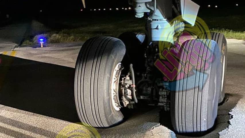 Vliegtuig van TUI zakt met landingsgestel door asfalt op luchthaven Bonaire