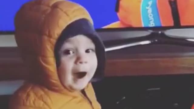 Zoontje van Kjeld Nuis ziet vader op tv en zwaait