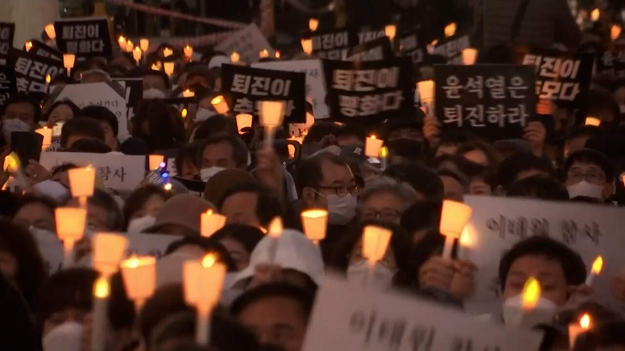 Beeld uit video: Zuid-Koreanen houden wake voor slachtoffers halloweenfeest Seoel