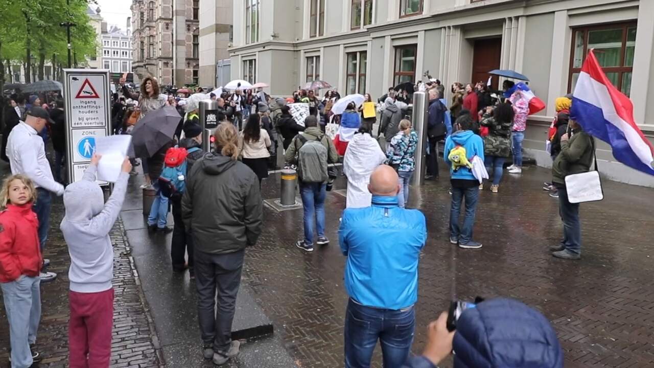 Beeld uit video: Ruim honderd mensen protesteren in Den Haag tegen coronamaatregelen