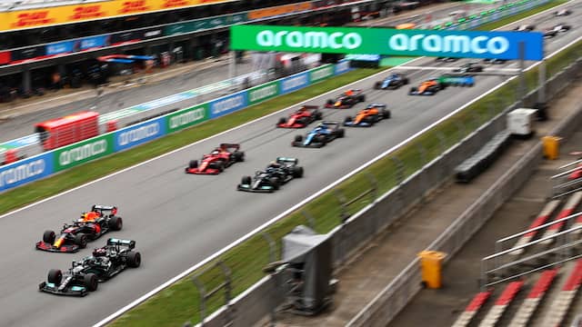 Verstappen had Hamilton bij de start wel te pakken, maar uiteindelijk bleek de Mercedes sneller