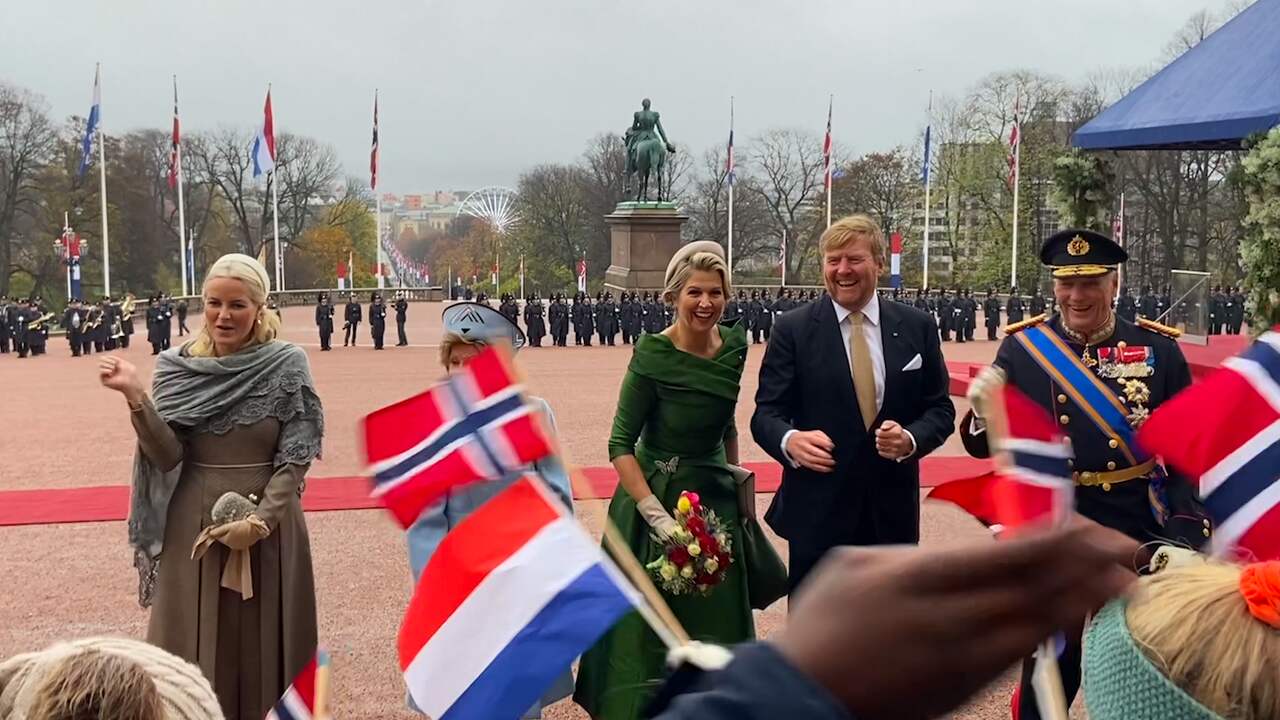 Beeld uit video: Vraag van Willem-Alexander om wave leidt tot misverstand bij Noren