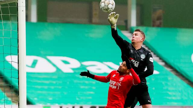 Groningen-doelman Sergio Padt veroorzaakt na twaalf minuten op ongelukkige wijze een corner waar Twente uit scoort.