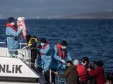 Hoe bootvluchtelingen met geweld terug de zee op worden gedreven