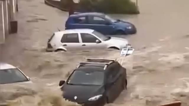 Auto's staan onder water door zware overstromingen in Frankrijk