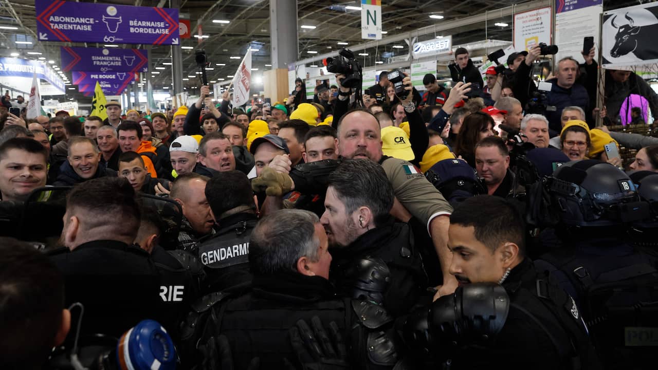 Beeld uit video: Boze Franse boeren bestormen beurs vlak voor komst Macron