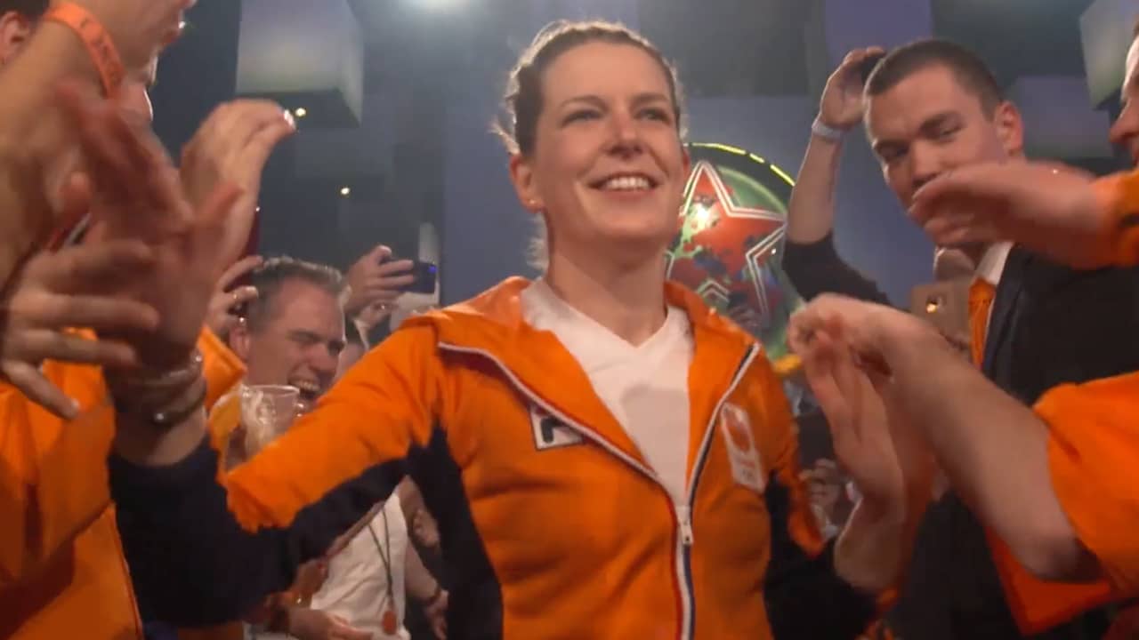 Beeld uit video: Dolblije Ireen Wüst gehuldigd door familie in Heineken House
