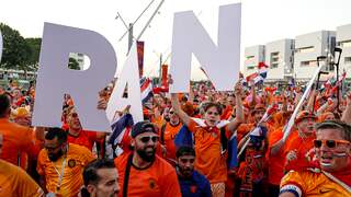 Ook in Qatar dansen fans op Snollebollekes voor de iconische Oranjebus