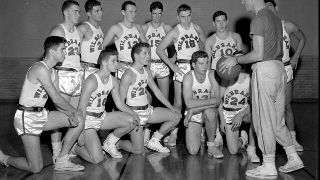 Een Amerikaans basketbalteam in 1955