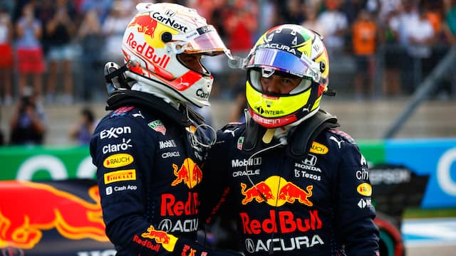Max Verstappen en Sergio Pérez feliciteren elkaar na hun kwalificatie voor de GP van de Verenigde Staten.