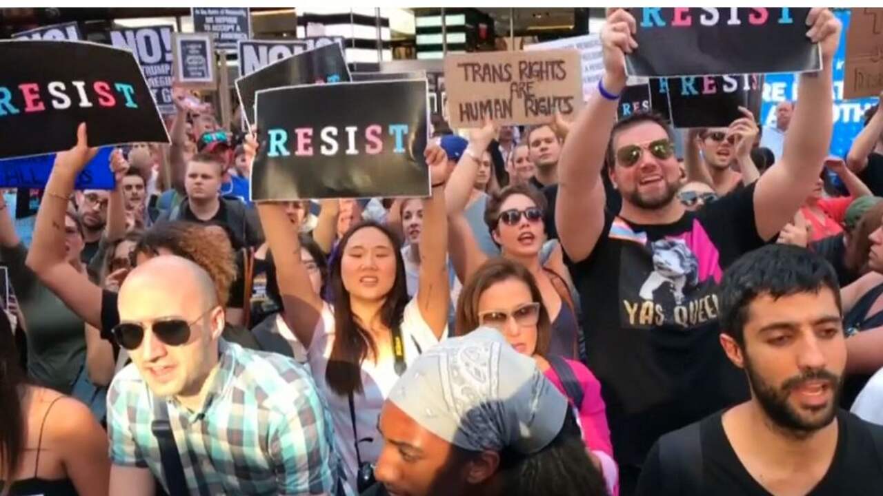 Beeld uit video: Protest in New York tegen beslissing Trump transgenders weren uit leger