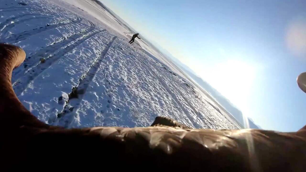 Kazachstaanse jagers bevestigen camera aan steenarend