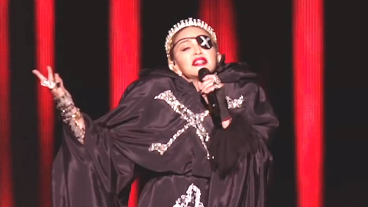 Beeld uit video: 'Vals' Songfestival-optreden Madonna: bewerkte en onbewerkte versie