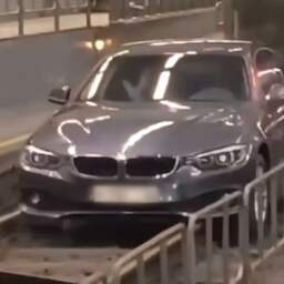Video | Vrouw rijdt met auto tramstation binnen in Brussel