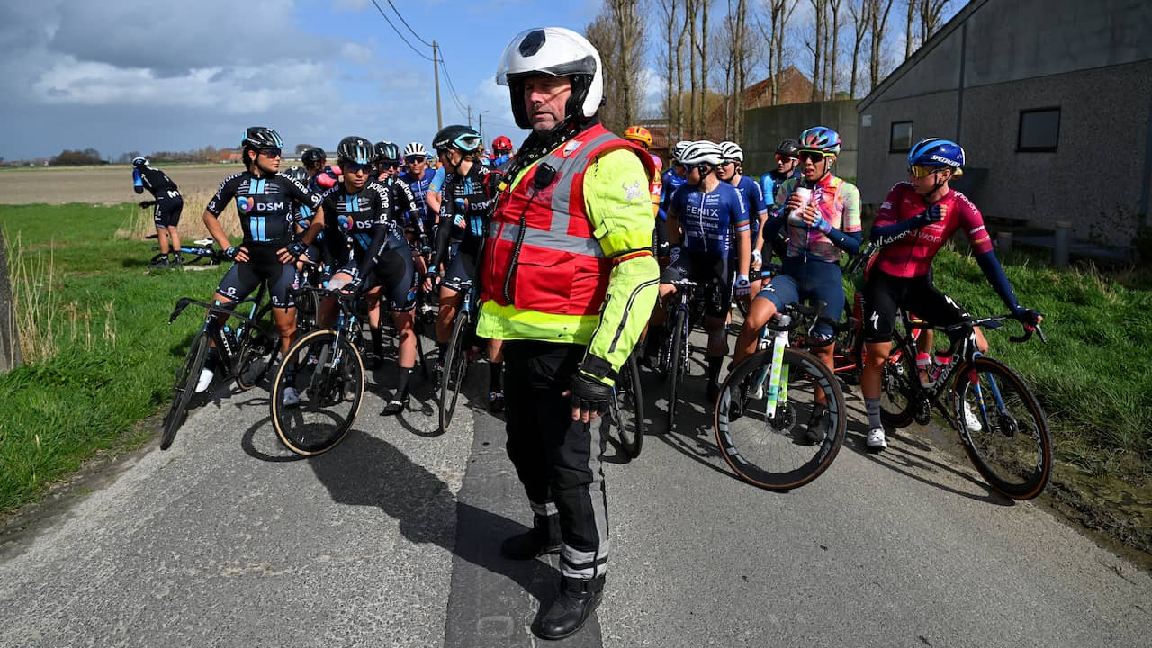 Massive crash and unruly fans plunge De Panne women’s race into chaos