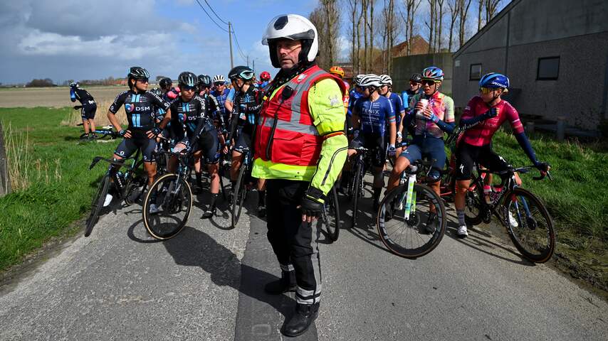 Vrouwenkoers De Panne ontaardt in chaos door waaiers en massale valpartij