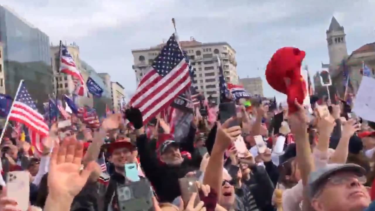 Beeld uit video: Trump-supporters juichen helikopter met president toe tijdens demonstratie