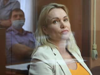 Russische journalist die op tv protesteerde krijgt bij verstek celstraf van ruim 8 jaar